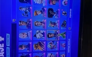 Conta Fortnite com várias skins e vários passes completos
