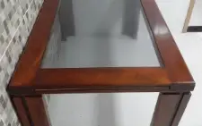 mesa de jantar de madeira com vidro