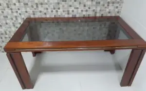 mesa de jantar de madeira com vidro