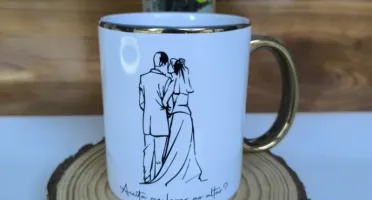 Caneca com Borda e Alça Douradas Personalizada