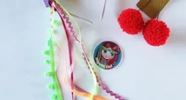 Kit Festa Tiara Coroa de Pompoms e Brincos Pompom