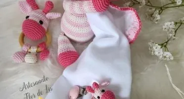 Kit Baby em Crochê com Naninha - Tema Girafa