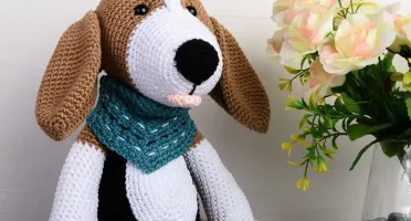 Cachorro Beagle escuro em amigurumi