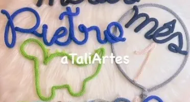 Kit Mêsversário Dinossauro com Nome em Tricotin