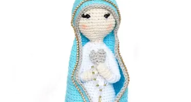Nossa Senhora em Amigurumi com Manto Azul Céu