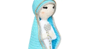 Nossa Senhora em Amigurumi com Manto Azul Céu