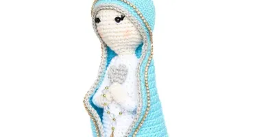 Nossa Senhora em Amigurumi com Manto Azul Céu