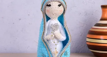 Nossa Senhora em Amigurumi com Manto Azul Céu