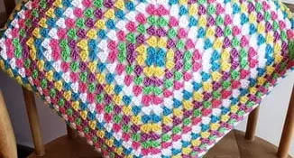 Capa de Almofada Dupla Face em Crochê Multicolorida