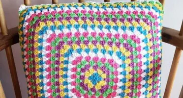 Capa de Almofada Dupla Face em Crochê Multicolorida