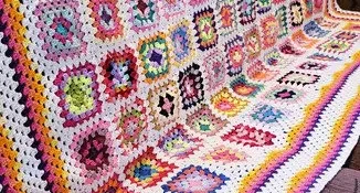 Manta em Crochê Multicolorida