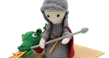 São Jorge e o dragão em amigurumi