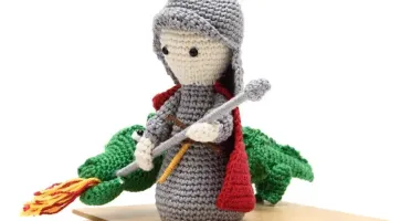 São Jorge e o dragão em amigurumi