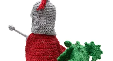 São Jorge e o dragão em amigurumi