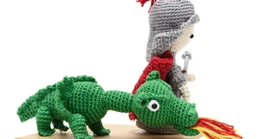São Jorge e o dragão em amigurumi