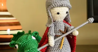 São Jorge e o dragão em amigurumi