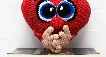 Coração apaixonado em amigurumi