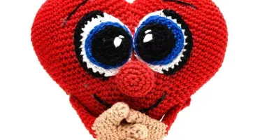 Coração apaixonado em amigurumi