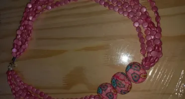 Colar Doçura Rosa com Contas e Corações Decorados