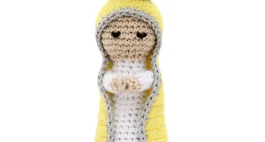 Nossa Senhora com Manto Amarelo em Amigurumi
