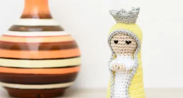 Nossa Senhora com Manto Amarelo em Amigurumi