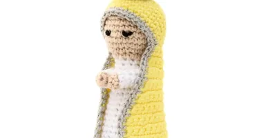 Nossa Senhora com Manto Amarelo em Amigurumi