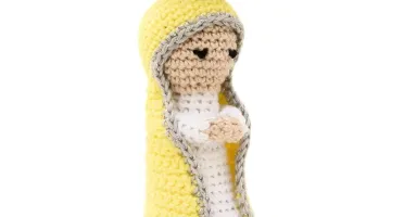 Nossa Senhora com Manto Amarelo em Amigurumi