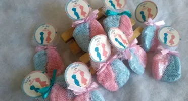 Par de pezinhos de bebê em sabonete