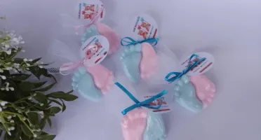 Par de pezinhos de bebê em sabonete