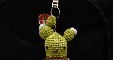 Chaveiro Cactus com Flor em Amigurumi