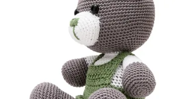 Urso de Jardineira Verde em Amigurumi