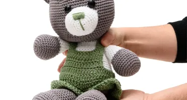 Urso de Jardineira Verde em Amigurumi