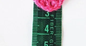 Kit de 50 Mini Corações em Crochê