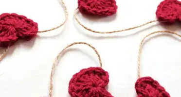 Kit de 50 Mini Corações em Crochê