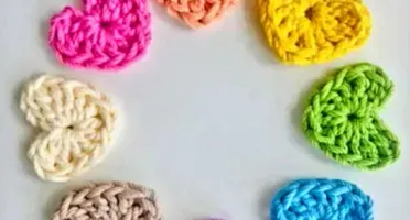 Kit de 50 Mini Corações em Crochê