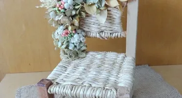 Cadeirinha de boneca - decorada com flores desidratadas