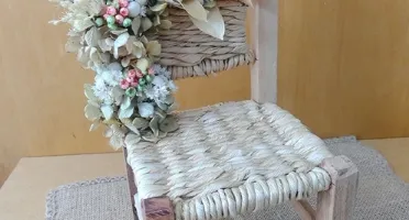 Cadeirinha de boneca - decorada com flores desidratadas