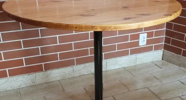 Mesa de jantar redonda em pinus e ferro 90 cm