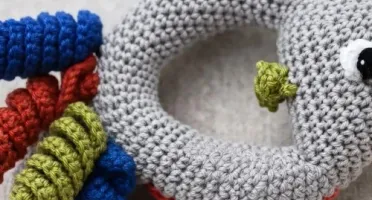 Chocalho Peixe Colorido Amigurumi