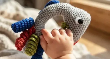 Chocalho Peixe Colorido Amigurumi