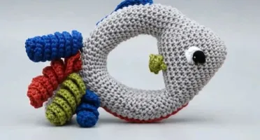 Chocalho Peixe Colorido Amigurumi
