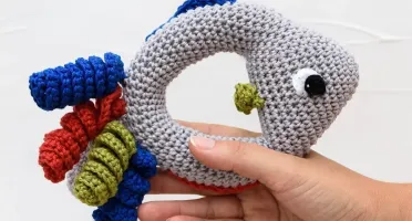 Chocalho Peixe Colorido Amigurumi