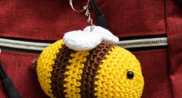 Chaveiro abelhinha em amigurumi