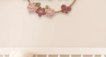 Guirlanda Laço, Coração e Flores de Tricotin