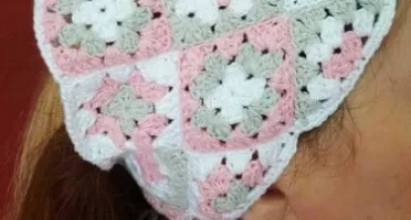 Bandana de Cabelo em Crochê Quadradinhos