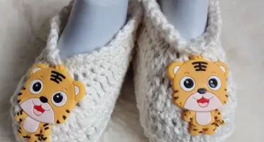 Sapatinho de Crochê com Aplique para Bebê