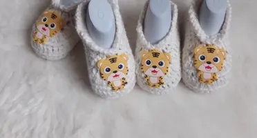 Sapatinho de Crochê com Aplique para Bebê
