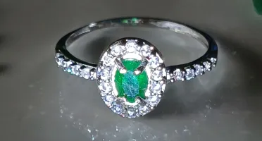 Anel luxo com esmeralda natural