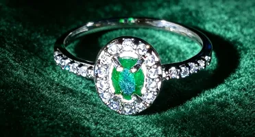 Anel luxo com esmeralda natural