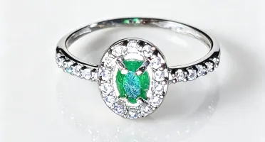 Anel luxo com esmeralda natural